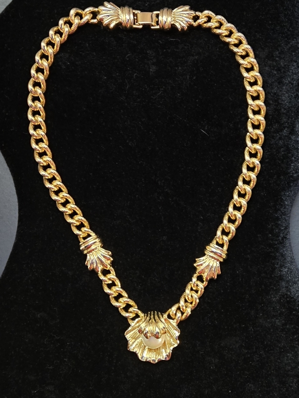 IVANA Oyster Shell Pearl Gold Tone Cuban Link  Pendant Necklace